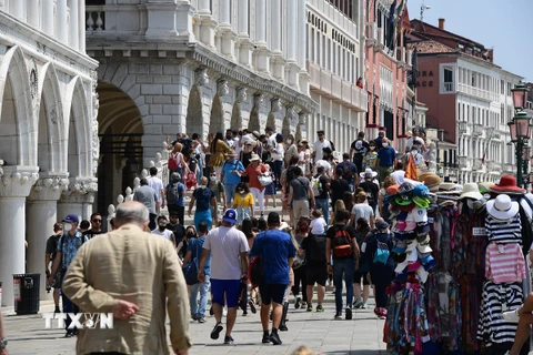 Du khách tham quan Venice, Italy. (Nguồn: AFP/TTXVN)