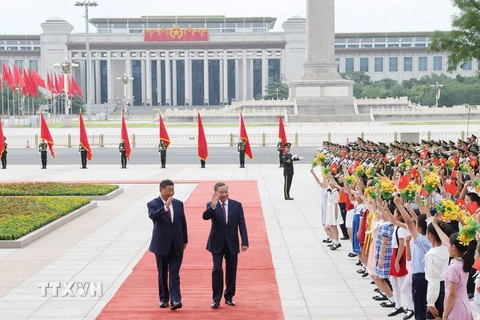 Tổng Bí thư, Chủ tịch nước Tô Lâm và Tổng Bí thư, Chủ tịch nước Trung Quốc Tập Cận Bình vẫy tay chào các cháu thiếu nhi. (Ảnh: Trí Dũng/TTXVN)