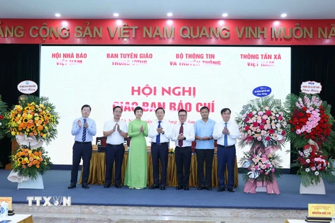 Phó Thủ tướng Trần Hồng Hà tặng hoa chúc mừng 4 cơ quan: Thông tấn xã Việt Nam, Đài Tiếng nói Việt Nam, Đài Truyền hình Việt Nam và ngành Thông tin và Truyền thông nhân dịp kỷ niệm ngày thành lập. (Ảnh: Phương Hoa/TTXVN)