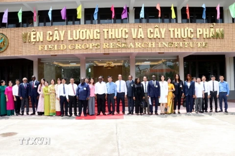 Tổng thống nước Cộng hòa Guinea-Bissau Umaro Sissoco Embaló và đoàn công tác chụp ảnh lưu niệm tại Viện Cây lương thực và Cây thực phẩm. (Ảnh: Mạnh Tú/TTXVN)