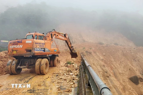 Lai Châu: Hơn 10.000m3 đất đá lấp kín Quốc lộ 4D, dự kiến chiều 9/9 thông tuyến