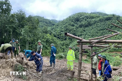 Lực lượng tìm kiếm cứu hộ, cứu nạn tổ chức tìm kiếm các nạn nhân bị lũ quét vùi lấp tại huyện Bảo Yên, Lào Cai. (Ảnh: TTXVN phát)