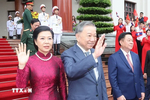 Tổng Bí thư, Chủ tịch nước Tô Lâm và Phu nhân tiễn Tổng Bí thư, Chủ tịch nước Lào Thongloun Sisoulith và Phu nhân. (Ảnh: Trí Dũng/TTXVN)