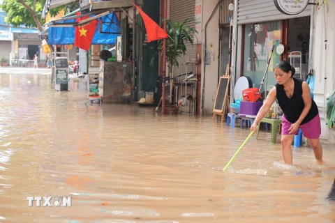 Nước rút dần trên phố Vạn Kiếp, quận Hai Bà Trưng (ảnh chụp sáng 12/9). (Ảnh: Hoàng Hiếu/TTXVN)