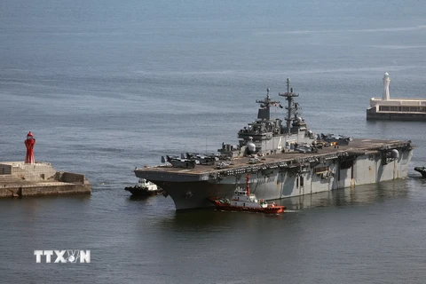 Tàu tấn công đổ bộ USS Boxer của Mỹ cập cảng thành phố Busan, Hàn Quốc, tham gia cuộc tập trận chung Mỹ-Hàn, ngày 26/8/2024. (Ảnh: YONHAP/TTXVN)