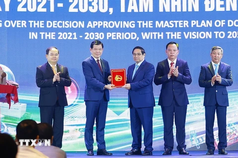 Thủ tướng Phạm Minh Chính trao Quyết định phê duyệt Quy hoạch tỉnh Đồng Nai thời kỳ 2021-2030, tầm nhìn đến năm 2050 cho lãnh đạo tỉnh Đồng Nai. (Ảnh: Dương Giang/TTXVN)