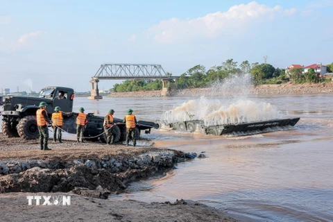 Lực lượng công binh Lữ đoàn Công binh 249 hạ thủy đốt khơi, sẵn sàng lắp đặt cầu phao dã chiến. (Ảnh: Hoàng Hiếu/TTXVN)