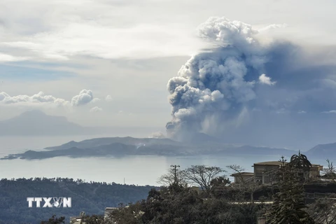 Núi lửa Taal ở gần vùng thủ đô Manila, Philippines phun trào ngày 13/1/2020. (Ảnh: Kyodo/TTXVN)