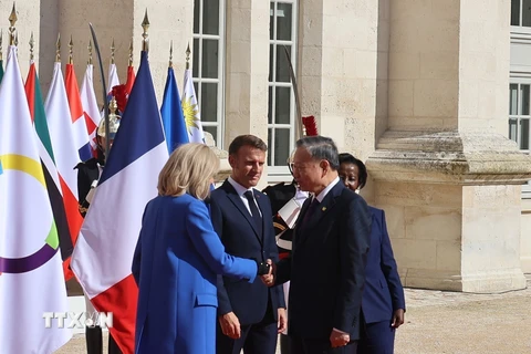 Tổng thống Cộng hòa Pháp Emmanuel Macron và Tổng Thư ký Pháp ngữ Louise Mushikiwabo đón Tổng Bí thư, Chủ tịch nước Tô Lâm. (Ảnh: Trí Dũng/TTXVN)