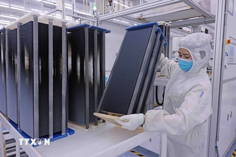 Sản xuất tấm tế bào quang điện tại nhà máy Trina Solar. (Ảnh: Trần Việt/TTXVN)