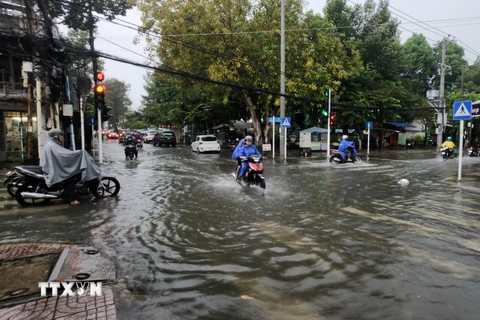 Mưa lớn kéo dài kết hợp triều cường gây ngập cục bộ một số tuyến đường khu vực đô thị nội ô thành phố Vĩnh Long, chiều 16/10/2024. (Ảnh: Phạm Minh Tuấn/TTXVN)