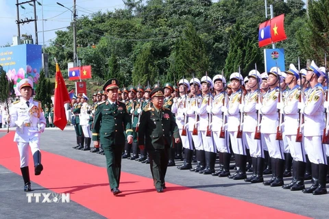 Đại tướng, Bộ trưởng Bộ Quốc phòng Phan Văn Giang và Đại tướng Chansamone Chanyalath, Phó Thủ tướng, Bộ trưởng Bộ Quốc phòng Lào duyệt Đội danh dự Quân đội Nhân dân Việt Nam. (Ảnh: Trọng Đức/TTXVN)