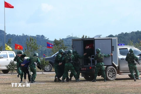 Lực lượng biên phòng Lóng Sập (Việt Nam) và lực lượng biên phòng Hủa Phăn (Lào) diễn tập liên hợp bắt tội phạm ma túy. (Ảnh: Trọng Đức/TTXVN)