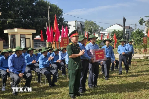 Đại diện Quân khu 5 trao quà động viên cán bộ, chiến sỹ quân tình nguyện Đội K53 (Bộ Chỉ huy Quân sự tỉnh) tại lễ xuất quân triển khai nhiệm vụ tìm kiếm, quy tập, hồi hương hài cốt liệt sĩ tại Lào và Campuchia mùa khô năm 2024-2025. (Ảnh: Khoa Chương/TTXVN)