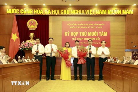 Phó Trưởng ban Thường trực Ban Nội chính Tỉnh ủy Vĩnh Phúc Phùng Thị Kim Nga (thứ 3, trái sang) và Bí thư huyện Yên Lạc Nguyễn Khắc Hiếu (thứ 3, phải sang) được bầu giữ chức Phó Chủ tịch UBND tỉnh Vĩnh Phúc, nhiệm kỳ 2021-2026. (Ảnh: Hoàng Hùng/TTXVN)