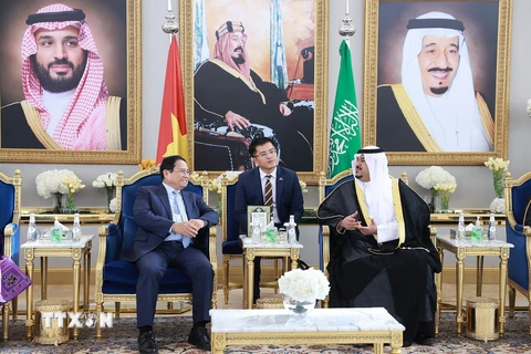 Quan chức Saudi Arabia đón Thủ tướng Phạm Minh Chính và Phu nhân tại Sân bay quốc tế King Khalid, thủ đô Riyadh. (Ảnh: Dương Giang/TTXVN)