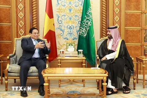 Thủ tướng Phạm Minh Chính gặp Hoàng Thái tử kiêm Thủ tướng Vương quốc Saudi Arabia Mohammed Bin Salman. (Ảnh: Dương Giang/TTXVN)