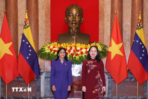 Phó Chủ tịch nước Võ Thị Ánh Xuân và Phó Tổng thống thường trực Cộng hòa Bolivar Venezuela Delcy Rodríguez Gómez chụp ảnh chung. (Ảnh: Văn Điệp/TTXVN)