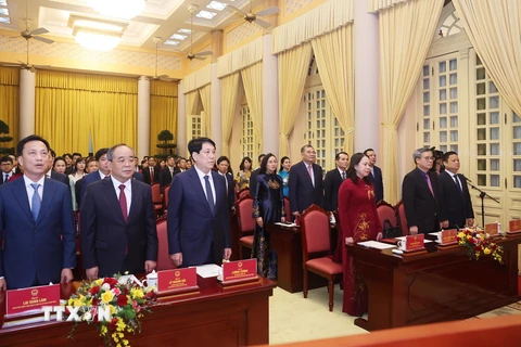 Đồng chí Lương Cường, Ủy viên Bộ Chính trị, Chủ tịch nước, và các đại biểu thực hiện nghi thức chào cờ. (Ảnh: Lâm Khánh/TTXVN)