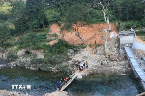 Chiều 6/11/2024 trong lúc đang thi công, cầu Lũng Cáng nằm trên địa bàn xã Thuận Hòa, huyện Vị Xuyên, tỉnh Hà Giang bất ngờ đổ sập, rất may không thiệt hại về người. (Ảnh: Minh Tâm/TTXVN)