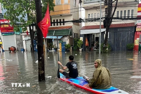 Người dân chèo thuyền tại khu vực Ngã Ba Cống sau cơn mưa lớn. (Ảnh: Dương Chí Tưởng/TTXVN)