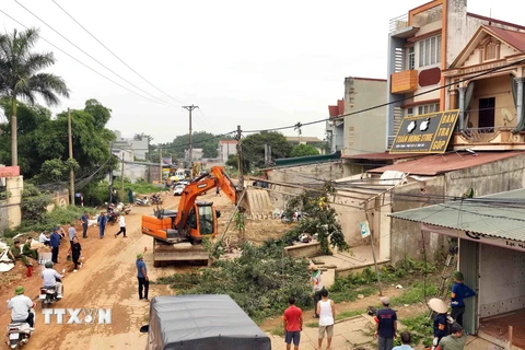 Lực lượng chức năng tháo dỡ công trình vi phạm của gia đình ông Nguyễn Ngọc Sơn ở thôn 6, xã Ba Trại, huyện Ba Vì, thành phố Hà Nội. (Ảnh: Vũ Sinh/TTXVN)