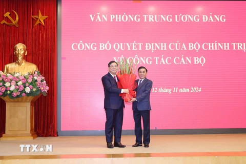 Đồng chí Trần Cẩm Tú, Ủy viên Bộ Chính trị, Thường trực Ban Bí thư, Chủ nhiệm Uỷ ban Kiểm tra Trung ương chúc mừng đồng chí Phạm Gia Túc. (Ảnh: Phương Hoa/TTXVN)