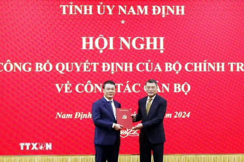 Ủy viên Bộ Chính trị, Bí thư Trung ương Đảng, Trưởng Ban Tổ chức Trung ương Lê Minh Hưng trao Quyết định cho Bí thư Tỉnh ủy Nam Định Đặng Khánh Toàn. (Ảnh: Thái Thuần/TTXVN)