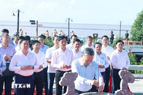 Tổng Bí thư Tô Lâm dâng hương, hoa tại Đền thờ Quốc tổ Lạc Long Quân. (Ảnh: Thống Nhất/TTXVN)