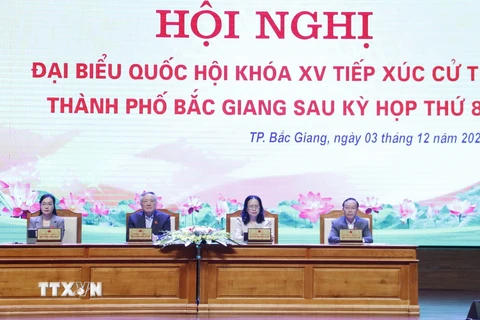 Phó Thủ tướng Thường trực Chính phủ Nguyễn Hòa Bình cùng các thành viên Đoàn đại biểu Quốc hội tỉnh Bắc Giang tiếp xúc cử tri. (Ảnh: Đồng Thúy/TTXVN)