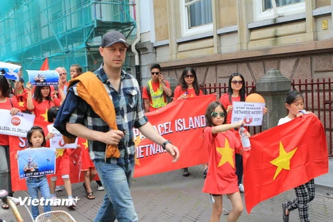 Cộng đồng người Việt tại Hà Lan tuần hành phản đối Trung Quốc 