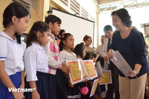 Khám bệnh, trao học bổng cho người nghèo và Việt kiều ở Campuchia