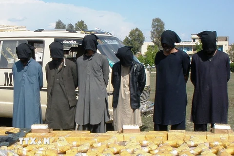 Các tay súng Taliban cùng vũ khí bị thu giữ trong một chiến dịch truy quét ở tỉnh Khost, Afghanistan. (Nguồn: THX/TTXVN)