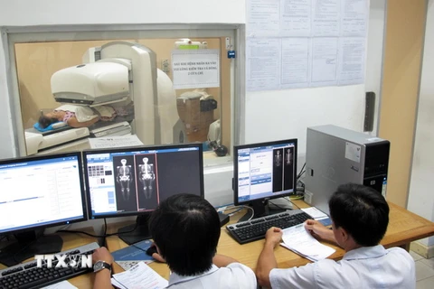 Điều trị ung thư bằng hệ thống xạ trị y học hạt nhân ở ​Bệnh viện Ung bướu Thành phố Hồ Chí Minh. (Ảnh: Phương Vy/TTXVN)