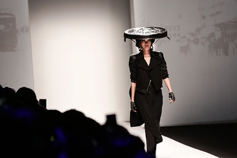 Xuân Lan đảm nhiệm vai trò mở màn cho show diễn bộ sưu tập "Tonkin" của nhà thiết kế Kelly Bùi tại Tuần lễ Thời trang Thượng Hải. 