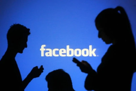 Quảng cáo trực tuyến, đặc biệt là trên nền tảng thiết bị di động,mang lại nguồn thu lớn cho Facebook. (Ảnh: qz.com)