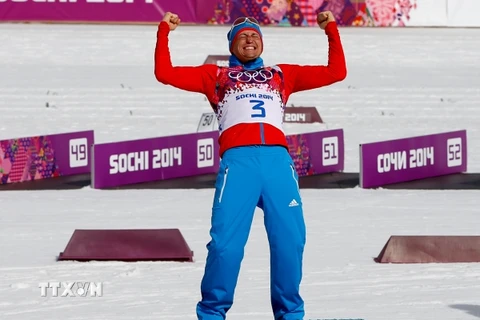 Vận động viên trượt tuyết Alexander Legkov giành huy chương vàng tại Olympic Sochi 2014. (Nguồn: EPA/TTXVN)