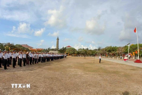 Cán bộ, chiến sỹ các đơn vị trên xã đảo Song Tử Tây bỏ phiếu bầu cử sớm. (Ảnh: Trần Lê Lâm/TTXVN)