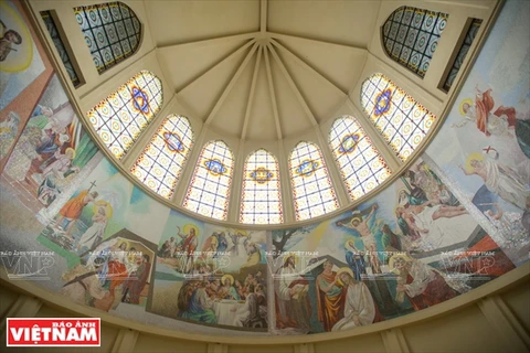 Những bức tranh màu tuyệt đẹp về cuộc đời chúa Jesus trong thánh đường nhà thờ Phú Cường. (Ảnh: Nguyễn Luân/Báo Ảnh Việt Nam)