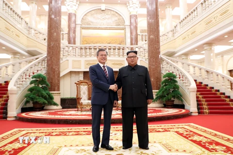 Nhà lãnh đạo Triều Tiên Kim Jong-un (phải) và Tổng thống Hàn Quốc Moon Jae-in tại hội nghị thượng đỉnh lần 3 ở Bình Nhưỡng ngày 18/9/2018. (Ảnh: THX/TTXVN) 