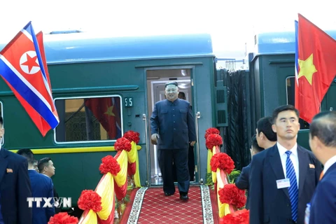 Chủ tịch Triều Tiên Kim Jong-un xuống tàu hỏa tại ga Đồng Đăng lúc 8 giờ 20 phút. (Ảnh: Nhan Sáng/TTXVN)