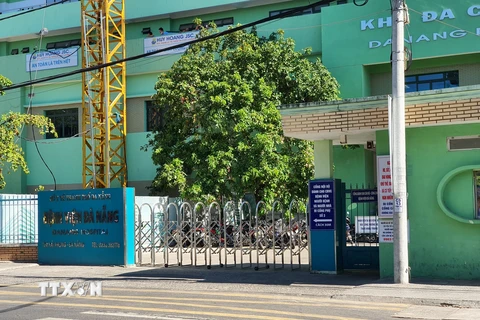 Cổng chính Bệnh viện Đà Nẵng. (Ảnh: Văn Dũng/TTXVN)