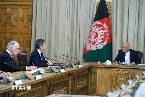 Tổng thống Afghanistan Ashraf Ghani trong cuộc gặp Ngoại trưởng Mỹ Antony Blinken đang ở thăm Kabul ngày 15/4. (Ảnh: AFP/TTXVN)