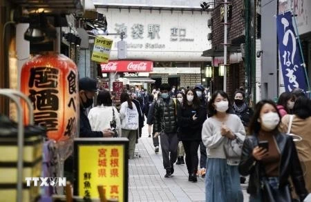 Người dân đeo khẩu trang phòng dịch COVID-19 tại Tokyo, Nhật Bản, ngày 9/4/2021. (Ảnh: Kyodo/TTXVN)