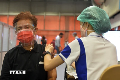 Nhân viên y tế tiêm vaccine phòng COVID-19 cho người dân ở Bangkok, Thái Lan, ngày 12/5/2021. (Ảnh: THX/TTXVN)