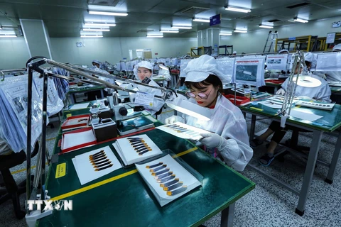 Dây chuyền kiểm tra bảng mạch điện tử tại một doanh nghiệp của Hàn Quốc tại khu công nghiệp Yên Phong. (Ảnh: Danh Lam/TTXVN)