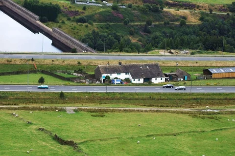 Trang trại đặc biệt nằm giữa đường cao tốc ở nước Anh