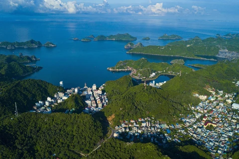 Quần đảo Cát Bà bao gồm 367 đảo lớn nhỏ, trong đó đảo Cát Bà có diện tích lớn nhất (khoảng 100km2) và là một thị trấn thuộc huyện Cát Hải. (Ảnh: Minh Đức/TTXVN) 