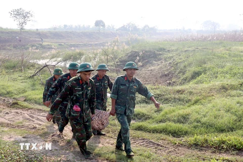 Lực lượng công binh tỉnh Hưng Yên di dời quả bom về nơi hủy nổ. (Ảnh: Đinh Văn Nhiều/TTXVN)