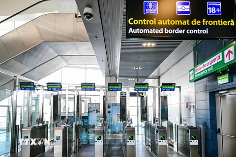 Cửa kiểm soát biên giới tự động dành cho hành khách từ các nước không thuộc khối Schengen được lắp đặt tại Sân bay Quốc tế Henri Coanda ở Otopeni, Romania, (Ảnh: AFP/TTXVN)